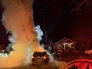 Incendio vehicular moviliza a bomberos en el sureste de Grand Rapids