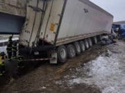 Una persona resulta herida en un accidente de auto contra camión de carga