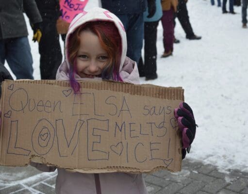 Centenares de personas marchan contra ICE en el centro de Grand Rapids