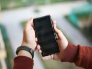 Michigan avanza hacia aulas sin teléfonos celulares tras aprobación de proyecto en la Cámara