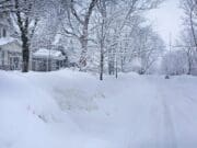 Grand Rapids flexibiliza sanciones por nieve en banquetas ante clima extremo