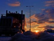 Choque entre un tráiler y una camioneta deja solo daños materiales