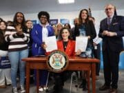 Whitmer firma leyes bipartidistas para limitar el uso del celular en las aulas de Michigan