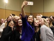 Whitmer impulsa expansión de Michigan Reconnect para educación superior gratuita