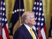 Gobierno Trump ordena cierre de más de 500 escuelas para conductores comerciales en EE.UU.