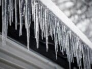 Autoridades alertan por riesgo de hielo que cae de techos y daña medidores de gas en Michigan