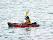 Rescatan a dos kayakistas tras caer a las heladas aguas del Lago Michigan en Grand Haven