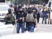 Denver prohíbe el uso de pasamontañas a agentes federales y exige identificación visible