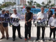 Cubanos solicitan a Trump que les permita enviar un barco a la isla con ayuda desde EEUU