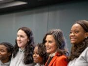 Gobernadora Whitmer destaca la participación femenina en los oficios de la construcción en Michigan