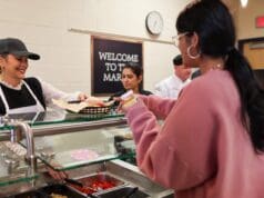 Gobernadora Whitmer impulsa hacer permanentes las comidas escolares gratuitas en Michigan