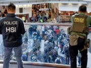 Estados Unidos despliega a los agentes de inmigración en catorce aeropuertos