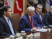 Irán dejará pasar diez petroleros por Ormuz como muestra de buena voluntad, según Trump