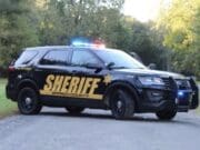 Joven sobrevive tras caer con su vehículo a lago