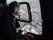 Gobernadora recorre zonas devastadas por tornados en Michigan y promete apoyo total