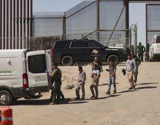 Una corte de apelaciones falla en contra de política de Trump de detención de migrantes