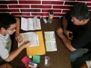 Juez de EEUU se opone a pausar solicitudes de residencia permanente de más de 80 migrantes