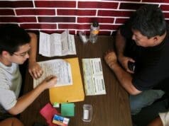 Juez de EEUU se opone a pausar solicitudes de residencia permanente de más de 80 migrantes