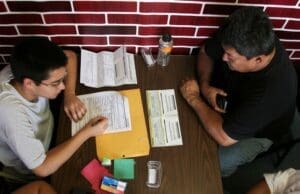 Juez de EEUU se opone a pausar solicitudes de residencia permanente de más de 80 migrantes