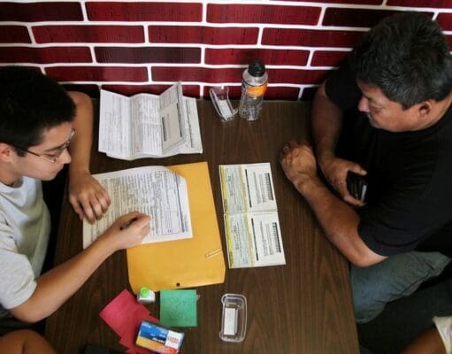 Juez de EEUU se opone a pausar solicitudes de residencia permanente de más de 80 migrantes