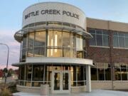 Arrestan a mujer tras tiroteo fatal dentro de una vivienda