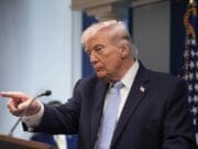 Trump amenaza con ofensiva mayor si falla acuerdo con Irán y mantiene tropas en la región