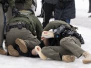 ICE arresta a la esposa de militar estadounidense pocos días después de casarse