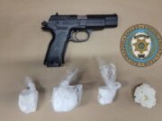 Detienen a hombre por drogas y armas ilegales tras investigación en Michigan