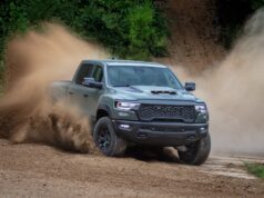 En la 2026, la RAM 1500 vuelve con el HEMI V8, pero el Hurricane sigue soplando fuerte.