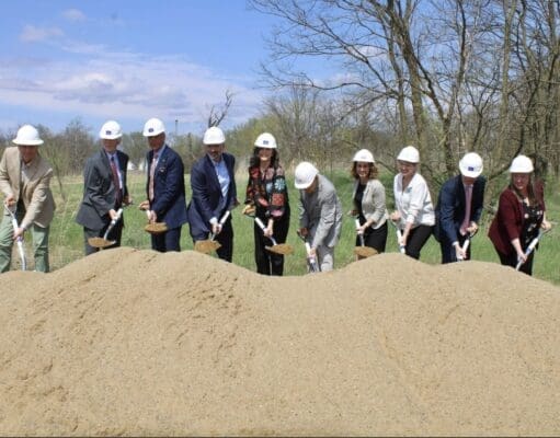 Gobernadora anuncia inicio de comunidad habitacional accesible en Michigan