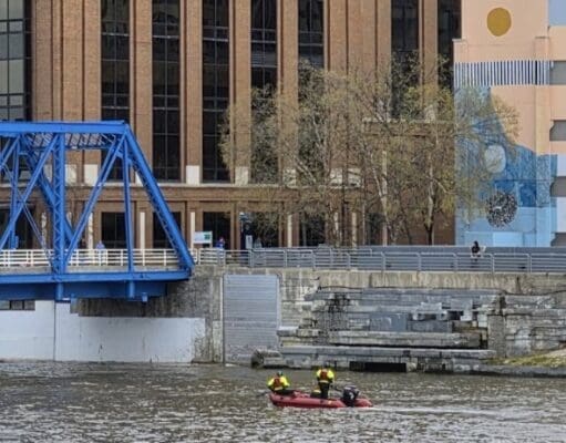 Mujer desaparece tras presunto salto desde el “Puente Azul” en Grand rapids