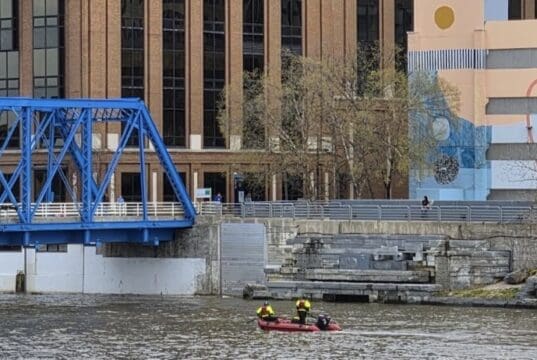 Mujer desaparece tras presunto salto desde el “Puente Azul” en Grand rapids