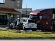 Aparatoso choque entre tráiler y minivan provoca caos vial en Walker, Michigan
