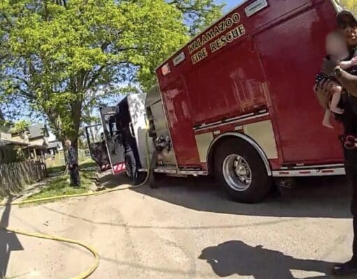 Agente de Kalamazoo rescata a bebé atrapado en incendio y evita una tragedia