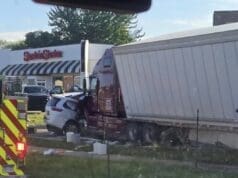 Tráiler aplasta minivan y desata caos total en avenida de Walker