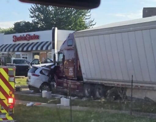 Tráiler aplasta minivan y desata caos total en avenida de Walker