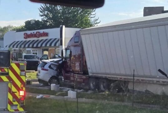 Tráiler aplasta minivan y desata caos total en avenida de Walker