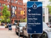 Nuevos carteles peatonales aparecen en el centro de Grand Rapids para facilitar la orientación