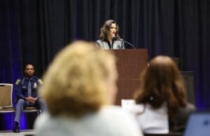 Whitmer arremete contra fallo que restringe aborto por telemedicina