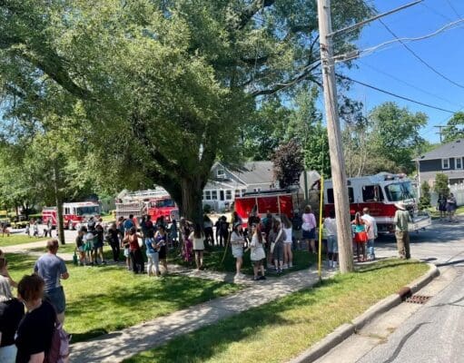 Desfile de inicio de verano reúne a comunidad y cuerpos de emergencia en Rockford