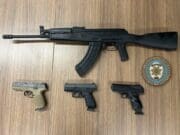 Tres jóvenes son detenidos con armas ilegales en fiesta clandestina