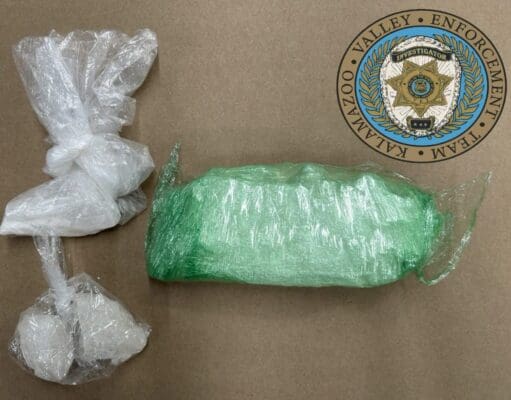 Incautan metanfetamina y armas durante operativo antidrogas en Kalamazoo