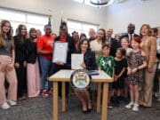 Gobernadora Whitmer impulsa nuevas medidas para prevenir la violencia armada en Michigan