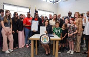 Gobernadora Whitmer impulsa nuevas medidas para prevenir la violencia armada en Michigan