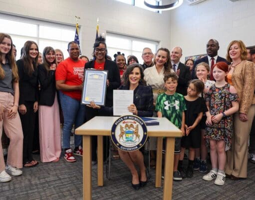 Gobernadora Whitmer impulsa nuevas medidas para prevenir la violencia armada en Michigan