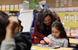 Gobernadora Whitmer destaca programas de ahorro para familias de Michigan