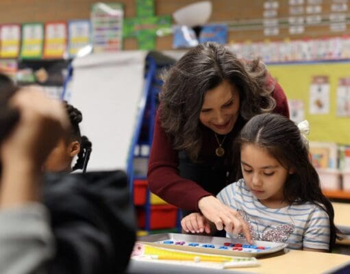 Gobernadora Whitmer destaca programas de ahorro para familias de Michigan