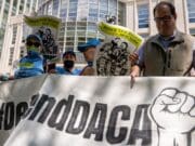 ¡DACA en la cuerda floja! Cumple 14 años mientras Trump intensifica la presión