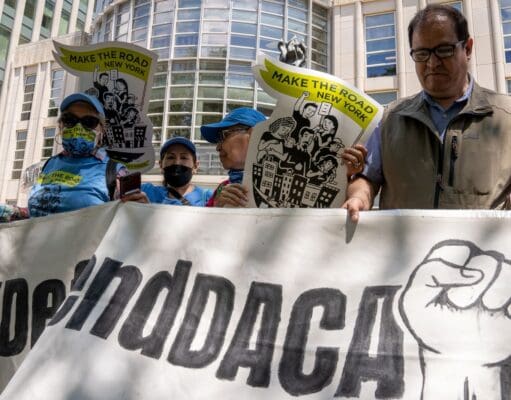 ¡DACA en la cuerda floja! Cumple 14 años mientras Trump intensifica la presión