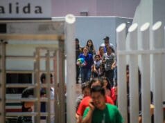 Tribunal autoriza a Trump a reanudar las deportaciones aceleradas en todo EEUU
